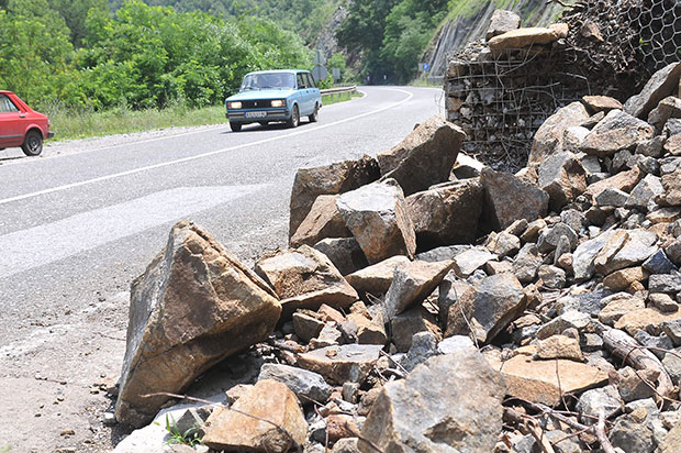  ОПРЕЗ ВОЗАЧИ: Опасност од одрона кроз клисуру Ибра (ФОТО)
